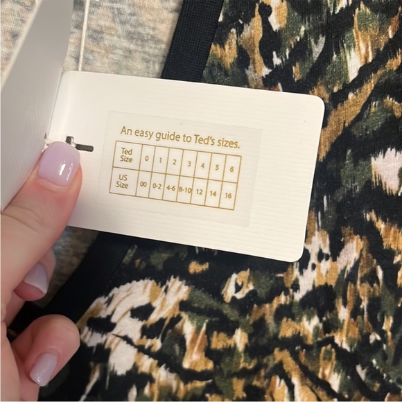 NWT Ted Baker Jilliee Camo Printed V Neck Tee - Picture 4 of 7